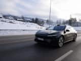 Sort bil kjører på motorvei