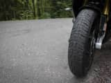 nærbilde av hjul på motorsykkel