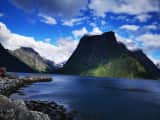 naturbilde med fjell og fjord