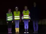 familie med og uten refleks i mørket
