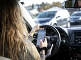 Dame bruker mobilen ulovlig i bil