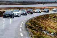 Biler i kolonne på fjellet