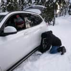 Mann får hjelp etter å ha kjørt av veien med hvit bil