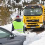 Bile av en bergebil fra NAF veihjelp i vinterføre.