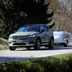 Volvo med campingtilhenger.