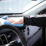 Bildet viser innvending vask av dashboardet til bilen.