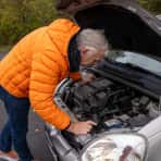 Mann sjekker motorrom.