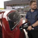 Mann fyller diesel på bensinstasjon