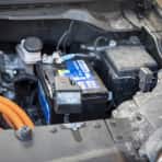 bilde av batteri i panseret på elbil