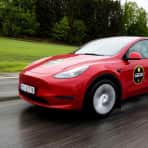 En Tesla Model Y kjøres på motorveien