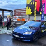 Tesla Model S kjører ut fra Skur 13 i Oslo
