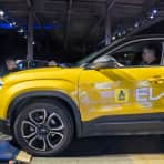 Gul Jeep Avenger kjøres på vekta