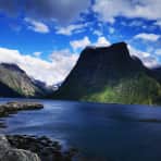 naturbilde med fjell og fjord
