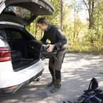 Mann pakker bil med bagasje