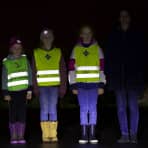 familie med og uten refleks i mørket