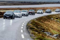Biler i kolonne på fjellet