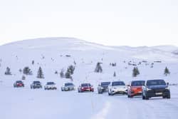 biler i kolonne på fjellet