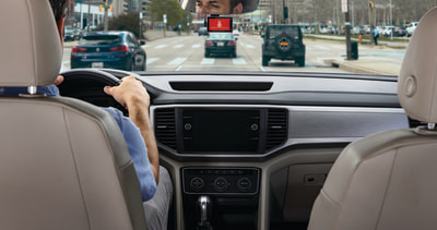 Dash cam i frontruta på en bil som kjører i byen