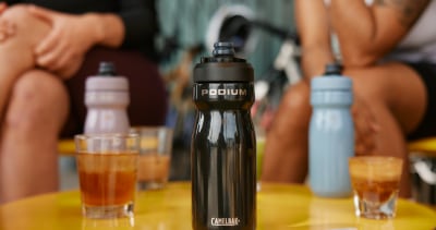 Et bord med diverse glass og en CamelBak flaske