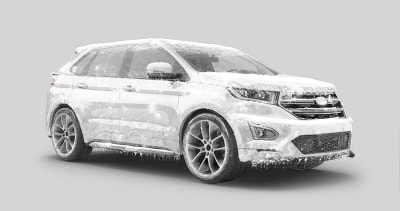 Møkkete bil med snø på