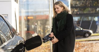Jente står og lader med Elton