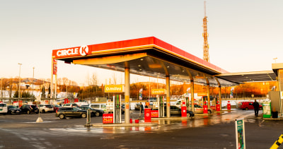 Vinterbilde Circle K stasjon- drivstoffpumper