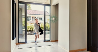 Jenter kommer hjem. Alarm i gangen.