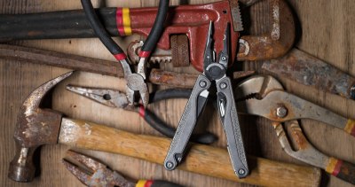 Leatherman sammen med annet verktøy