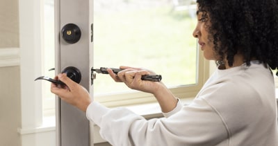 Person holder et leatherman verktøy