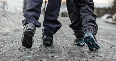 Par som går tur med bredder på skoene 