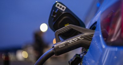 Nærbilde av elbil som lader