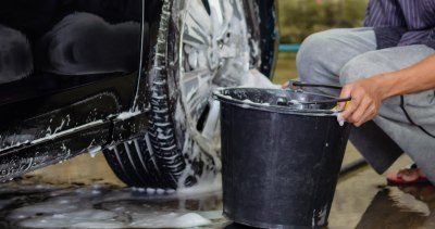 Vask av bakhjul på bilen