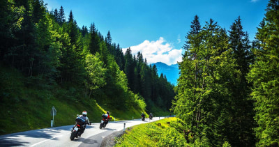 motorsykler på vei i naturlandskap