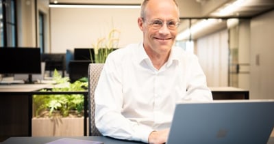 Mann i kontor