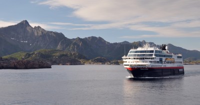 Bildet viser «MS Trollfjord» – et av Hurtigrutens skip