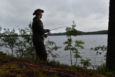 Espen prøver fiskelykken.