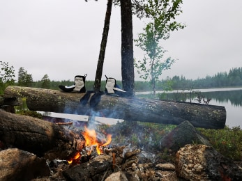 Støvler og sokker tørkes ved bålet.