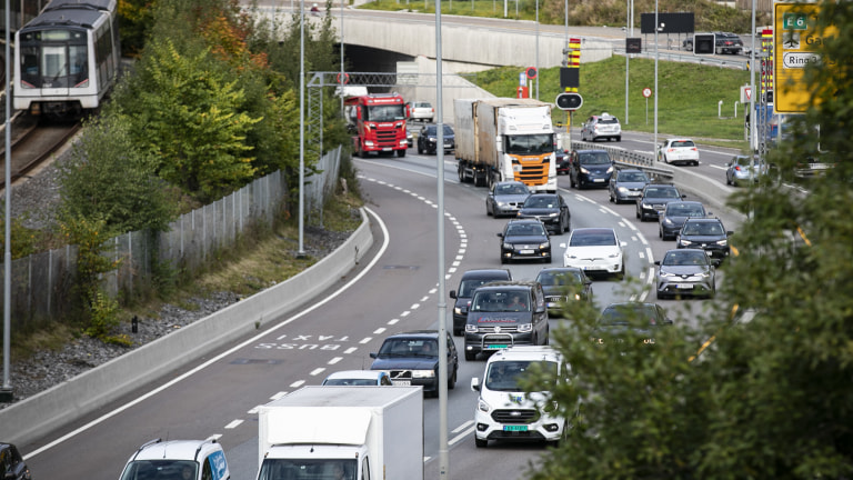 Bilder viser en vei med tett trafikk