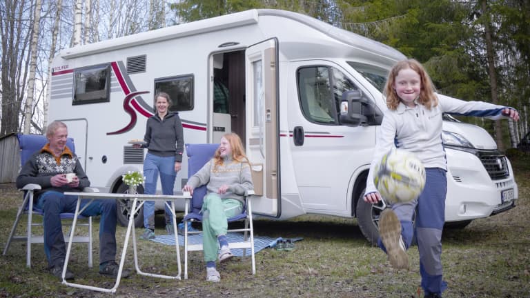 En familie på bobilferie. Du får med deg enkelt campingutstyr.