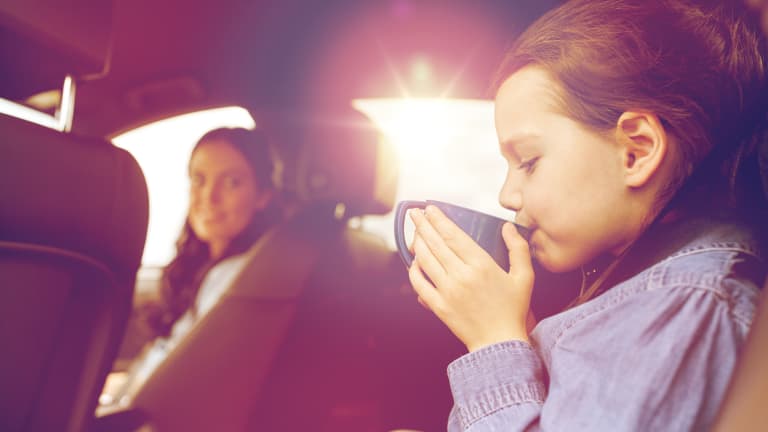 Jente i baksetet på en bil