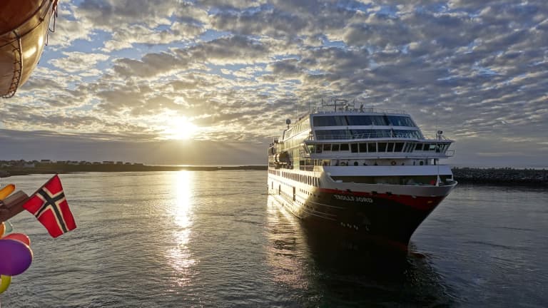 Bildet viser Trollfjord – et av Hurtigrutens skip