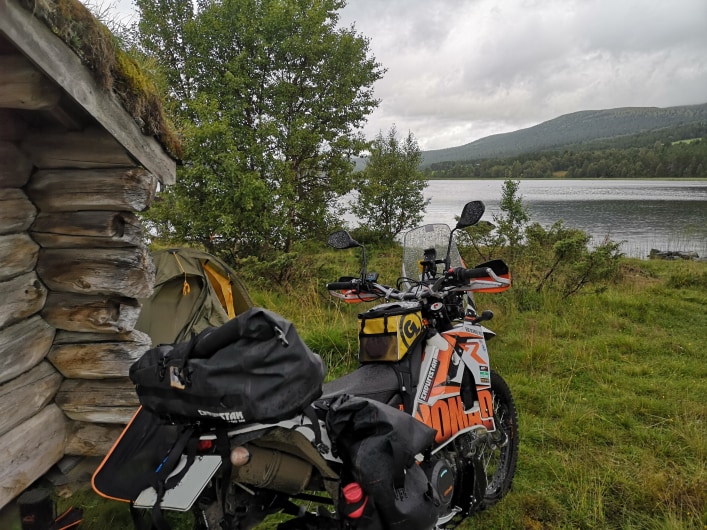 Jeg slår leir, og stuper inn i teltet når regnet setter i gang for alvor. 