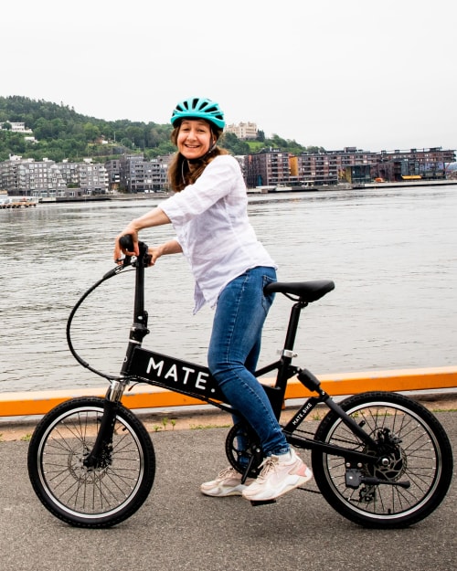 Bildet viser en same som står med sin Mate Bike på kaia i Oslo.