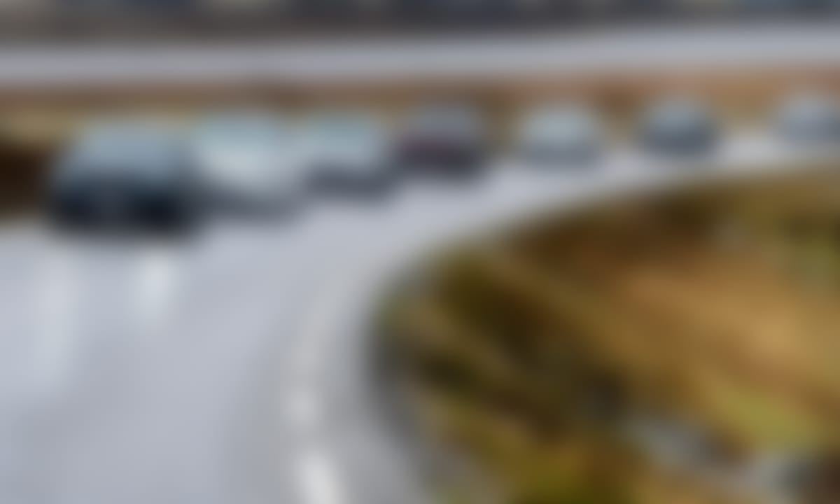 Biler i kolonne på fjellet