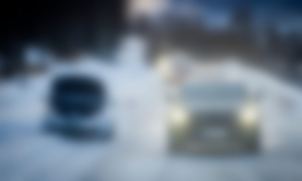 Testbiler i kolonne opp fjellet, en Golf står strandet i veikanten.