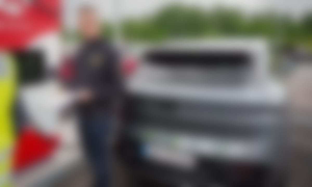 Kommunikasjonsrådgiver Nils Sødal ved ladesøylen med grå Zeekr 7X