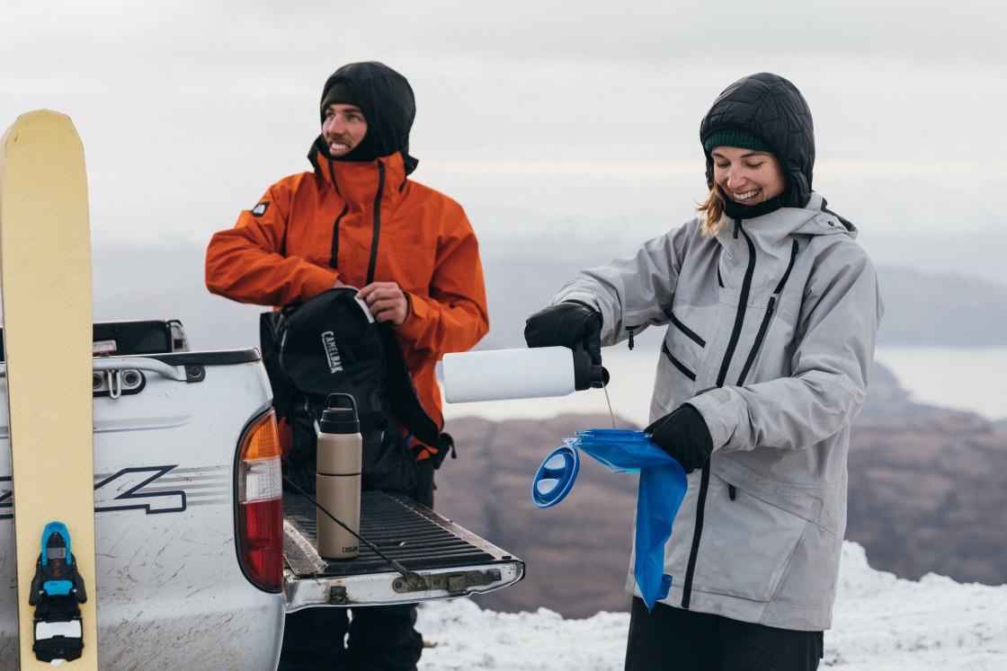bilde av to personer utendørs