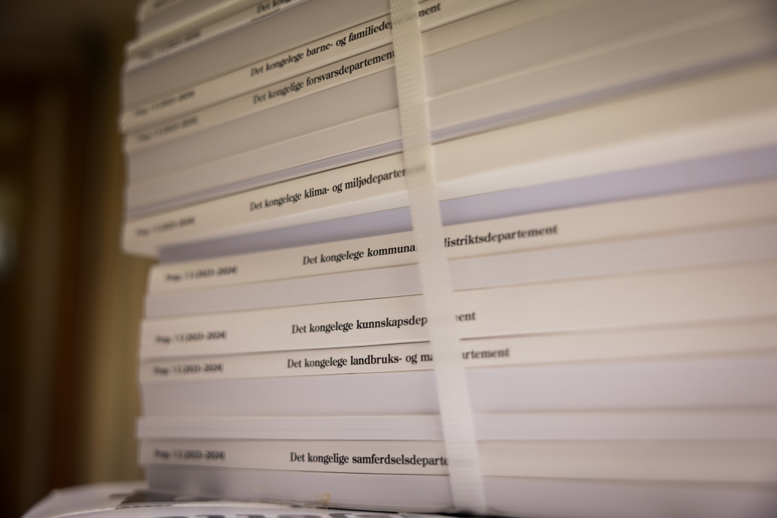 Papirbunke av de 15 budsjettforslagene til deptartementene.