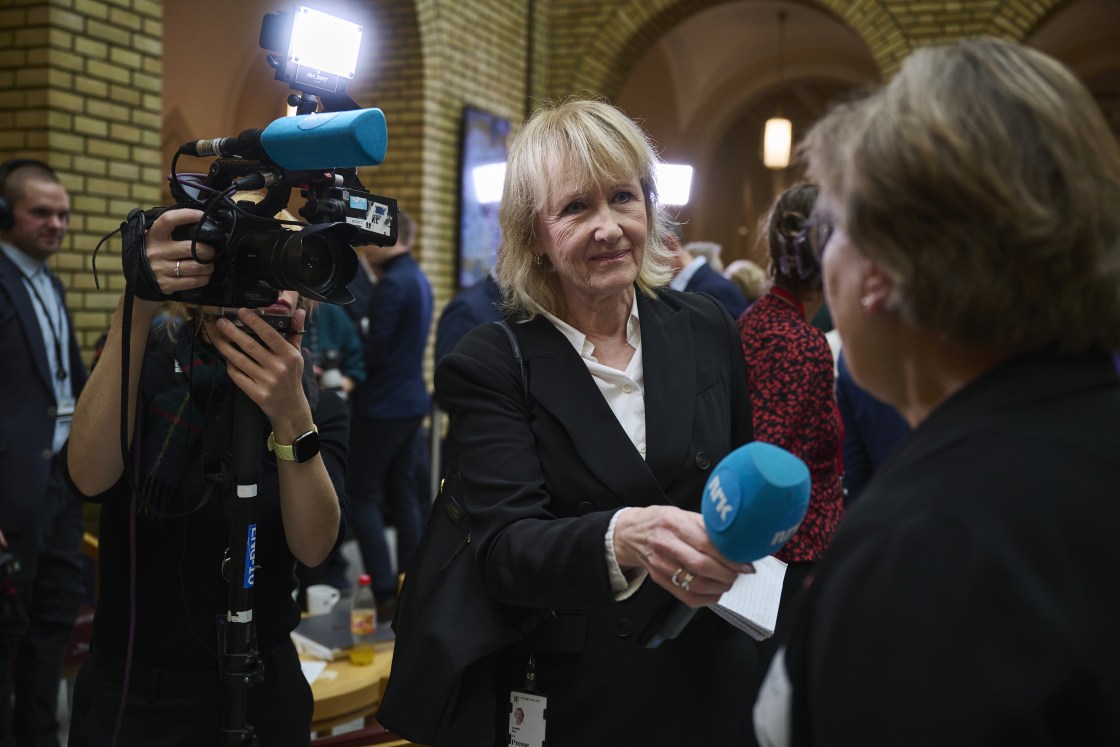 Journalist som intervjuer en person i Vandrehallen på Stortinget.