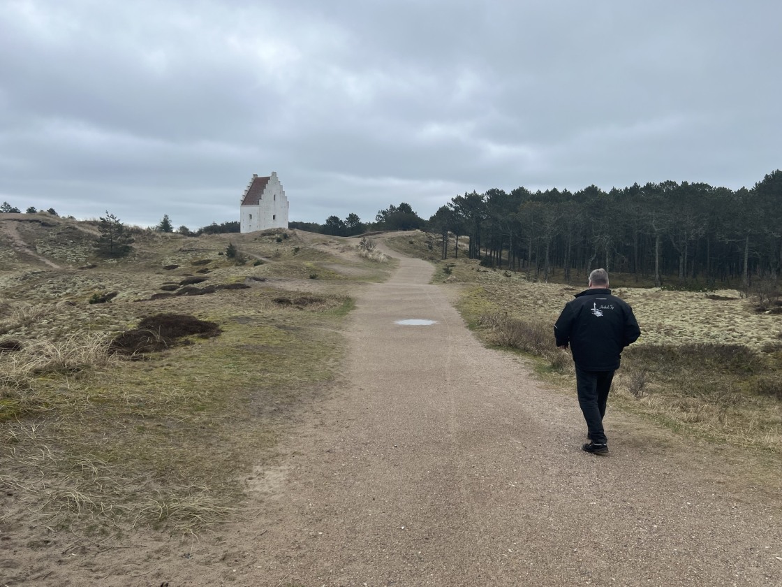 Mann går opp mot Den tilsandede kirke